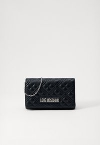 Svart quiltat läder plånbok med silverkedjehandtag och "LOVE MOSCHINO" metallplakett på framsidan, mot vit bakgrund.