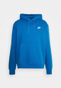 Blå Nike-huvtröja med framficka, snörning i huven och vit Nike-logga på vänster bröst mot en enkel bakgrund.