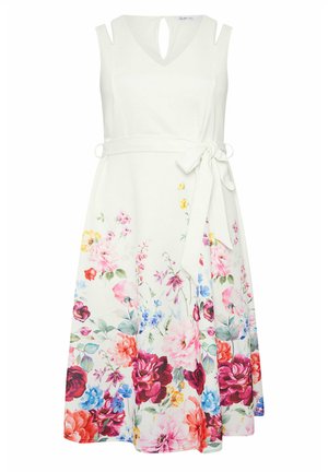 Weißes ärmelloses Midikleid mit V-Ausschnitt, Stoffgürtel, der in der Taille gebunden ist, und mehrfarbigem Blumenmuster entlang des Rocksaums.