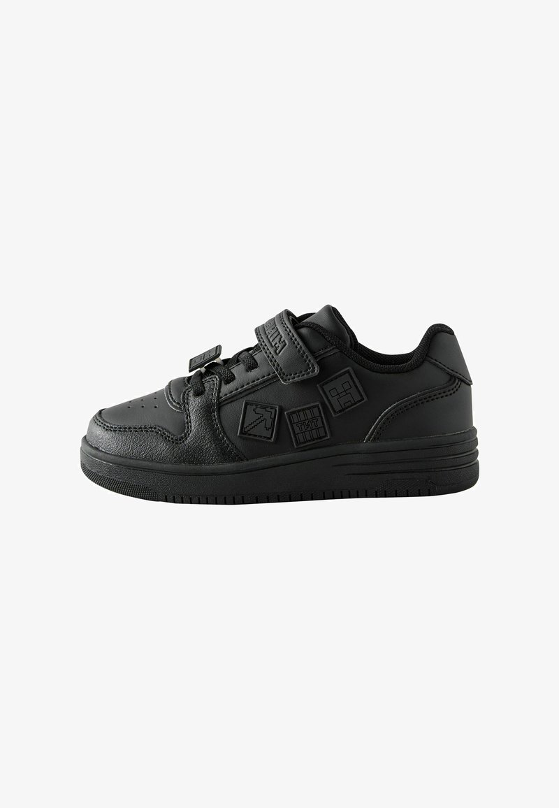 Zwarte kindersneaker met klittenbandsluiting, veters en drie zwarte vierkante pixelstijl ontwerpen aan de zijkant, op een witte achtergrond.