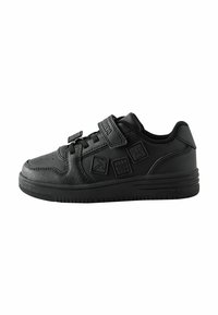 Zwarte leren sneakers met een gladde textuur, een gevoerd kraagje, een verstelbare klittenbandsluiting en geperforeerde grafische accenten aan de zijkanten.