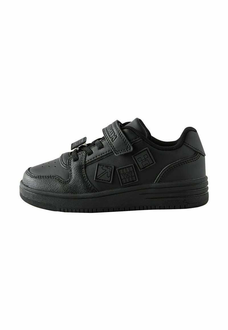 Zwarte leren sneakers met een gladde textuur, een gevoerd kraagje, een verstelbare klittenbandsluiting en geperforeerde grafische accenten aan de zijkanten.