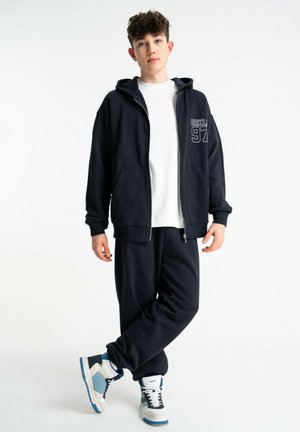 - Spodnie treningowe