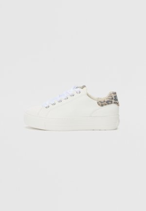 Baskets en cuir blanc avec un talon imprimé léopard beige texturé, dotées de lacets blancs plats et d'une épaisse semelle blanche. Fini lisse dans l'ensemble.