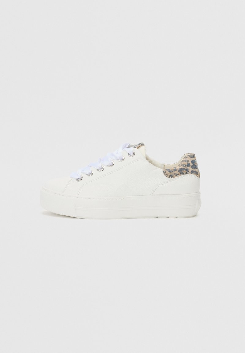 Witte leren sneaker met een gestructureerde beige luipaardprint op de hiel, uitgerust met platte witte veters en een dikke witte zool. Over het geheel een gladde afwerking.