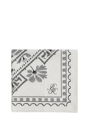 Biely vreckovka s čiernymi geometrickými a kvetinovými vzormi, lemovaná pruhmi a dekoratívnym monogramom v rohu.