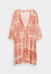 Vzorem zdobený kimono-styl top s krátkými rukávy, s korálovým pozadím, bílými a zlatými abstraktními potisky a zavazováním na šňůrku s třásněmi.