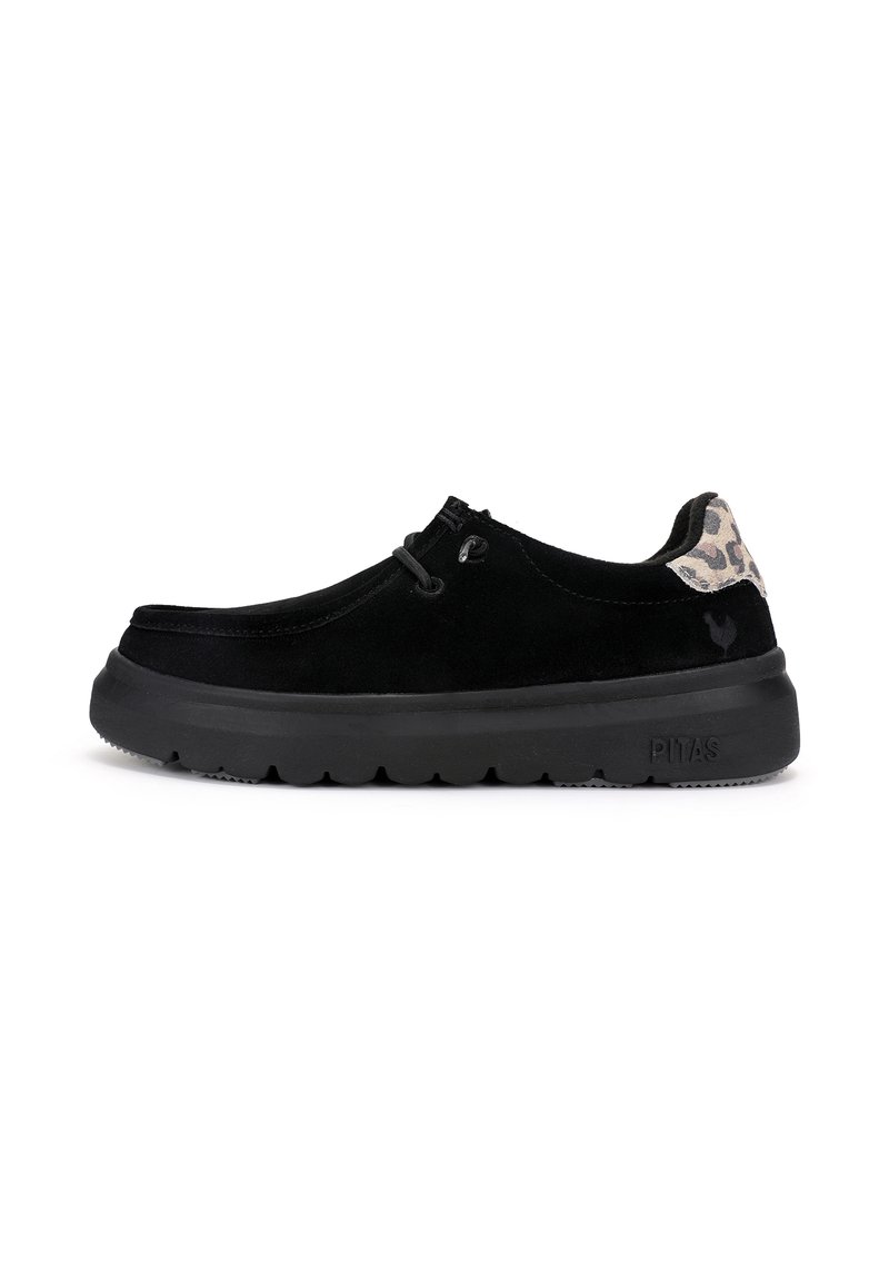 Chaussure en daim noir avec une semelle rembourrée, présentant un accent en imprimé léopard sur le talon et un design de lacets simple. Texture lisse dans l'ensemble.