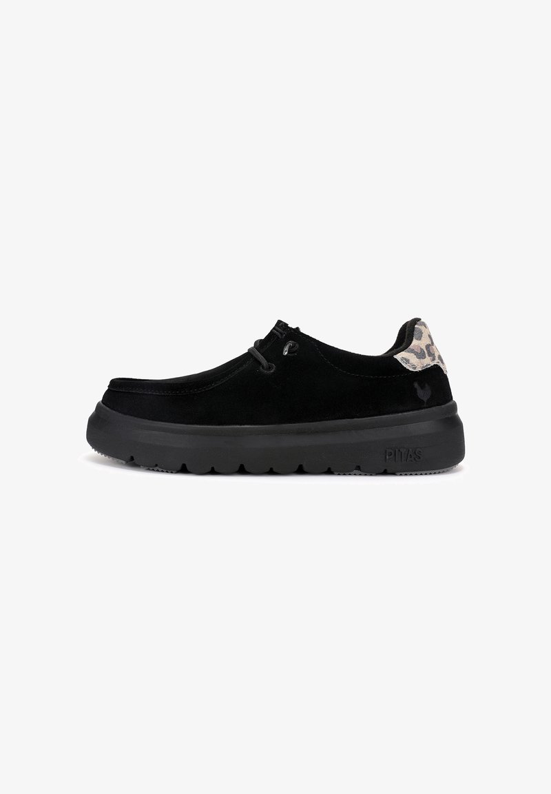 Scarpa in suede nera con suola imbottita, caratterizzata da un accento in stampa leopardata sul tallone e un semplice design con lacci. Texture liscia nel complesso.