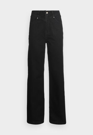 Czarne jeansy o prostych nogawkach i wysokim stanie, z przodem zapinanym na guziki oraz kieszeniami, ułożone płasko na jasnym tle.