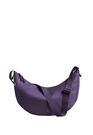 Bolso de hombro morado con forma de media luna, con correa ajustable y cierre de cremallera, hecho de tela lisa y con un pequeño logo "GOT BAG".