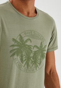 Blend BHDAVIS - T-shirts med print - oil green