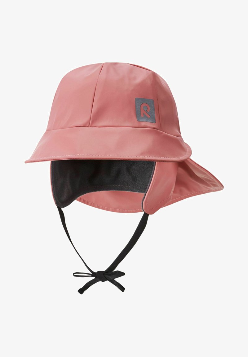 Rosa vattentålig bucket hat med en bred brätte, neddragbara öronlappar och svart foder. Har en grå logotyp-patch på framsidan.