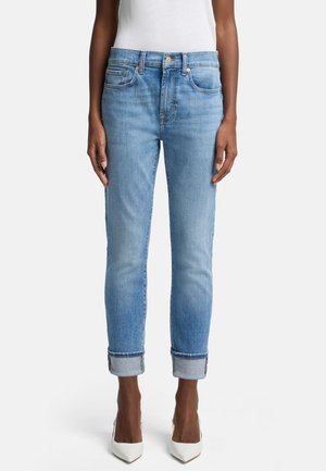 Lichtblauwe denim jeans met een slim fit, opgerolde pijpen, voor- en achterzakken, en details in goudkleurig metaal. Gladde textuur.