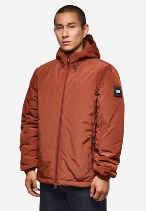 Rot-braune Puffjacke mit Kapuze, Reißverschluss vorn, elastischen Bündchen und strukturierter Oberfläche. Verfügt über ein schwarzes Markenlogo-Label am Ärmel.