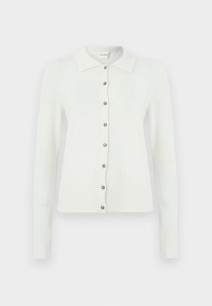 Witte cardigan gemaakt van zachte gebreide stof, met een kraag, lange mouwen en zes zilveren knopen aan de voorkant, afgewerkt met geribbelde boorden en zoom.