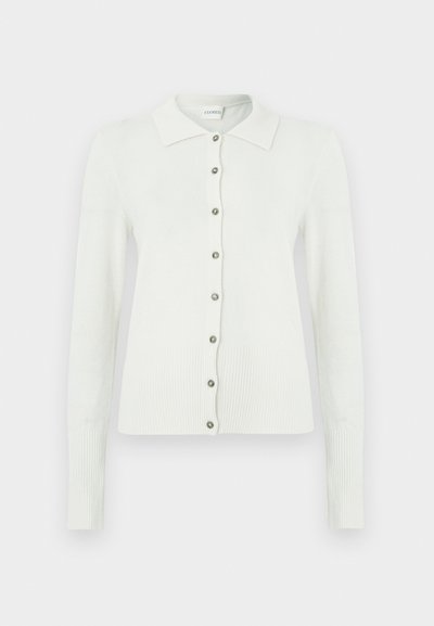 Λευκό ζακέτα από μαλακό πλεκτό ύφασμα, με γιακά, μακριά μανίκια και έξι ασημένια κουμπιά μπροστά, με ριμπ μανσέτες και τελείωμα.