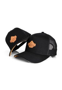 Căciuli negre cu plasă în spate, de culoare neagră, cu o vizieră curbă. Prezintă un patch logo bej cu textul "BLACKSKIES" și o formă hexagonală pe față.