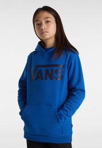 Felpa blu con tasca a marsupio frontale, grande logo "VANS" nero e cappuccio regolabile con cordini. Tessuto morbido e vestibilità comoda.