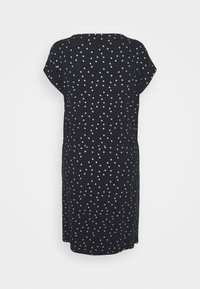 Robe noire mi-longue à pois blancs, manches courtes, taille légèrement cintrée, vue de dos sur un fond uni.