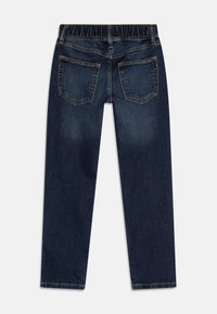 Mörkblå denimjeans med elastisk midja, två bakfickor, rakt ben och kontrasterande orange sömmar.
