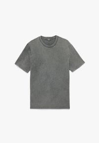 T-shirt in cotone grigio con colletto rotondo, maniche corte e una texture morbida e sbiadita. Dettagli delle cuciture lungo le maniche e l'orlo.