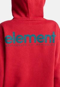 Červená mikina s kapucí s velkým tyrkysovým logem „element“ na zádech, s hladkou tkaninou a kapucí se stahovací šňůrkou. Jednoduchý a moderní design.
