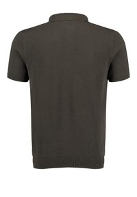 Polo a maniche corte in verde oliva scuro, con colletto a costine, texture liscia e forma aderente, dal design pulito e minimale.