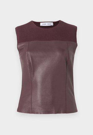 Μπλούζα μπορντό χωρίς μανίκια με λείο δερμάτινο σώμα και ριμπ ύφασμα στο λαιμό και στους ώμους· εφαρμοστή σιλουέτα με ραφές λεπτομέρειες.