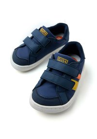 Sneakers in tela navy con due cinturini in Velcro, suola in gomma bianca e accenti di giallo e arancione sui lati. Upper testurizzato per una maggiore aderenza.