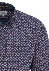 Heren overhemd met lange mouwen, een knoopsluiting, een geometrisch driehoekig patroon in marineblauw, wit en rood, en een puntige kraag.