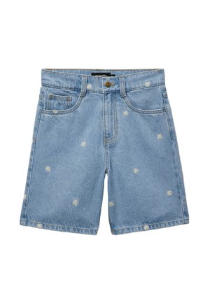 Short en denim bleu clair avec des marguerites blanches brodées, bouton devant, passants de ceinture et poches devant.