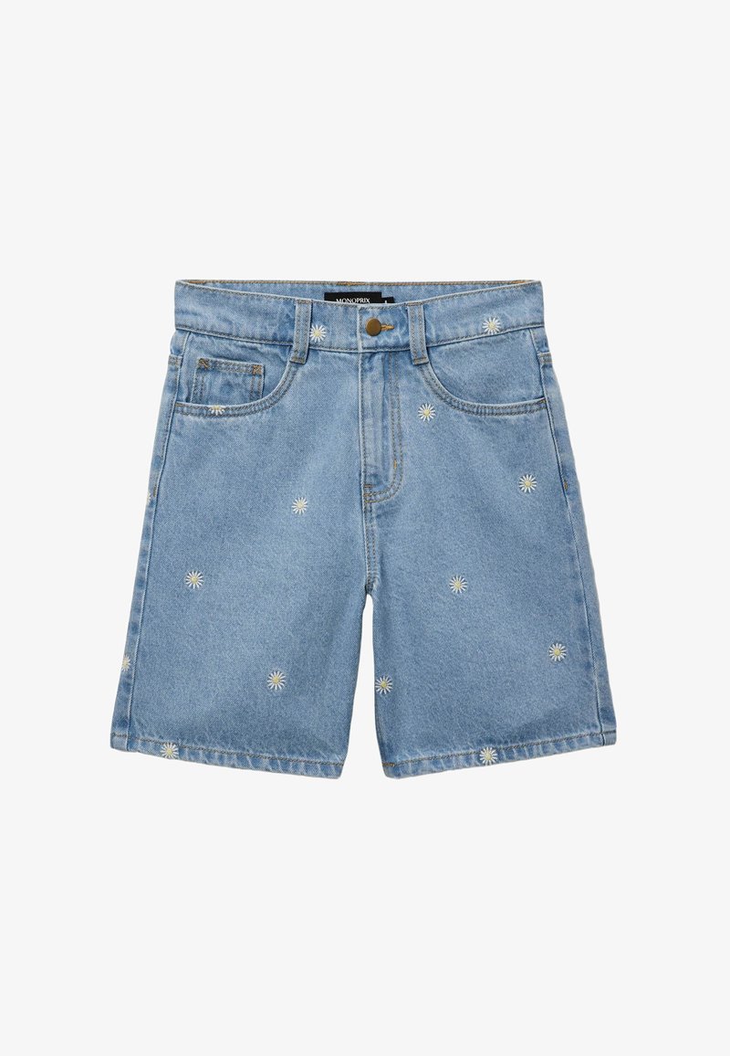 Short en denim bleu clair avec des marguerites blanches brodées, bouton devant, passants de ceinture et poches devant.