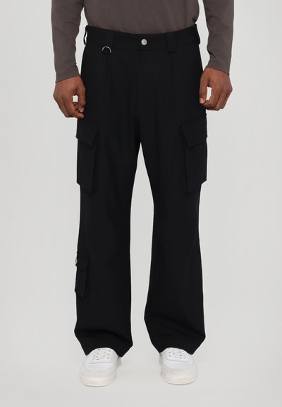 Pantalons cargo noirs à coupe ample, présentant de multiples poches, une fermeture à bouton à l'avant et une taille ajustable. Tissu texturé.