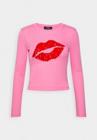 Long-sleeve pink t-shirt made of soft cotton, featuring a bold red lip print on the front. Rounded neckline and fitted cut.