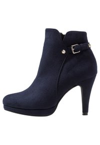 Botas ankle de imitacion de ante en azul marino, con punta afilada, tacón alto, detalle de hebilla lateral y un acabado de textura suave.