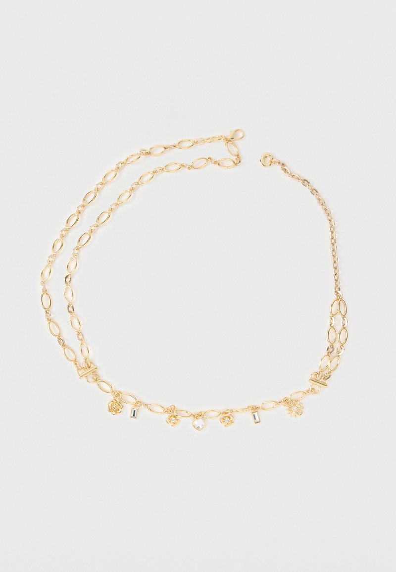 Χρυσό κολιέ με οβάλ κρίκους, με μικρά φυλαχτά σε σχήμα λουλουδιών, καρδιάς και ορθογώνιων κρυστάλλων τοποθετημένα ομοιόμορφα κατά μήκος της αλυσίδας.