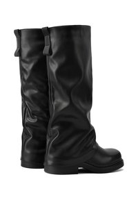 Stivali neri al ginocchio realizzati in pelle liscia con un design morbido, dotati di linguette per il sollevamento e una suola spessa con dettaglio testurizzato.