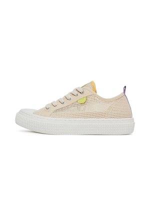 Beżowy niski sneaker z białymi sznurowadłami, białą grubą gumową podeszwą, wierzch z siateczkowej tkaniny, żółtym detalem na języku i fioletową pętelką na pięcie.