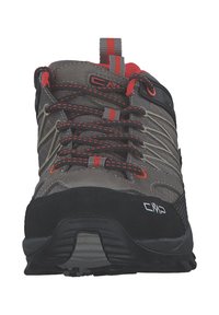 Grauer Wanderschuh mit roten Akzenten und schwarzer Gummisohle. Verfügt über strukturierte Materialien, ein auffälliges Schnürsystem und ein Markenlogo an der Seite.