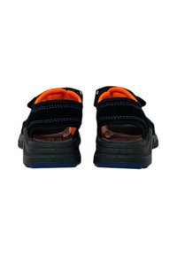 Sandali neri con bordi arancioni, chiusure a cinghia regolabili, materiale testurizzato e suola con motivo, che mostrano un design sportivo.