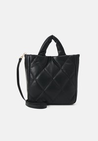 Czarna pikowana skórzana torba z podwójnymi uchwytami oraz odpinanym paskiem na ramię. Charakteryzuje się miękkim, fakturowanym wykończeniem i wzorem w kształcie diamentu.