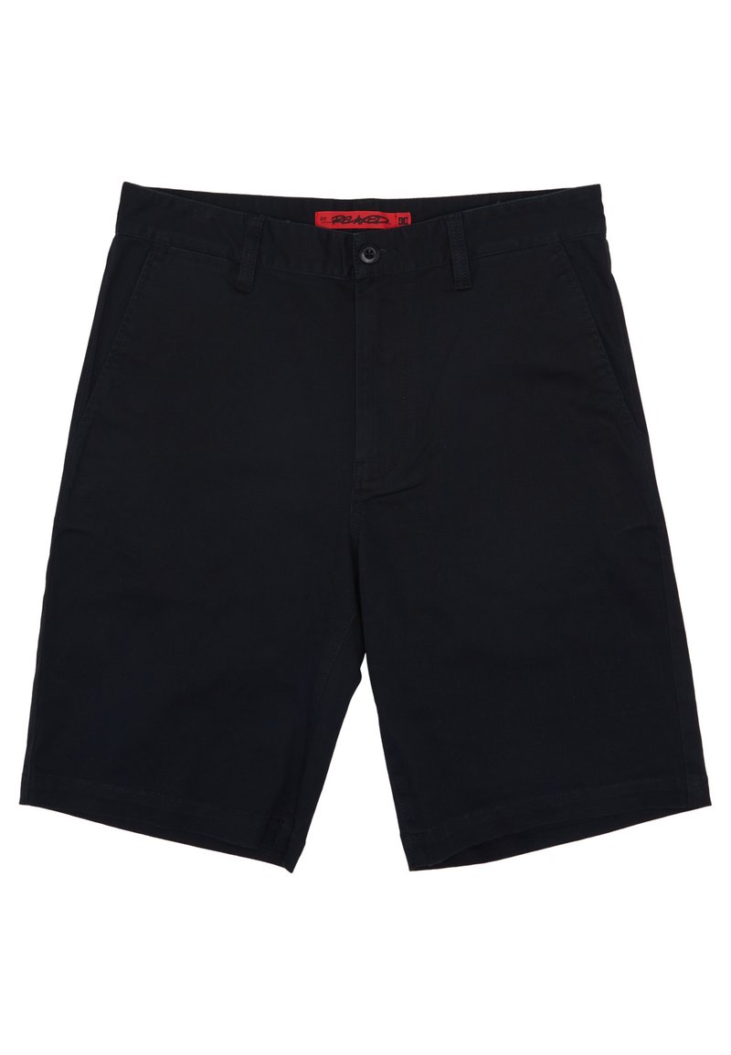 Schwarze Baumwollshorts mit flacher Vorderseite, Gürtelschlaufen, zwei Seitentaschen und einem roten Markenetikett am Bund. Glatte Textur, normale Passform.