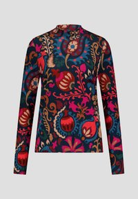 Lange mouwen top met een donkerblauwe basis, voorzien van een levendig bloemenpatroon in roze, rood en gouden tinten; aansluitend ontwerp met een hoge hals.