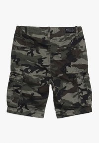 Camo cargoshorts in tinten van groen en grijs, met meerdere zakken en een relaxte pasvorm. Stevige stof met een gladde textuur.