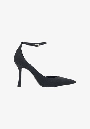 Czarny szpilka z noskiem w szpic, z paskiem wokół kostki i srebrną klamrą, pokazany z profilu na białym tle.