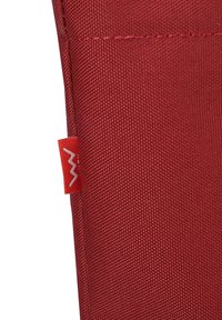 Červená textilní taška s texturovaným povrchem. Obsahuje malou červenou visačku s bílým logem a prošitím podél okrajů. Jednoduchý design, obdélníkový tvar.