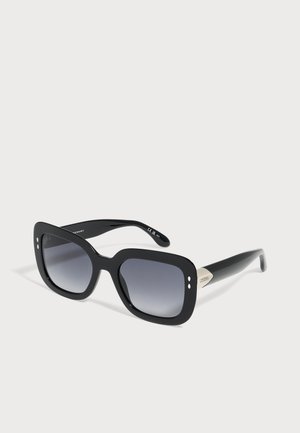 Schwarze übergroße quadratische Sonnenbrille mit Verlauf dunkel getönten Gläsern und kleinen silbernen Akzenten an den vorderen Ecken und Bügeln.