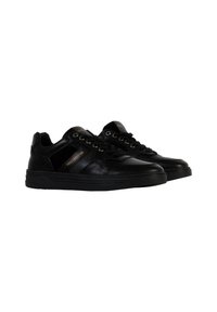 Sneakers in pelle nera con una texture liscia, caratterizzati da accenti dorati, design con lacci e suola in gomma. Il pannello laterale presenta un motivo a strisce.
