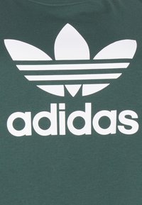adidas Originals TEE BOXY - Marškinėliai su spaudiniu - mineral green